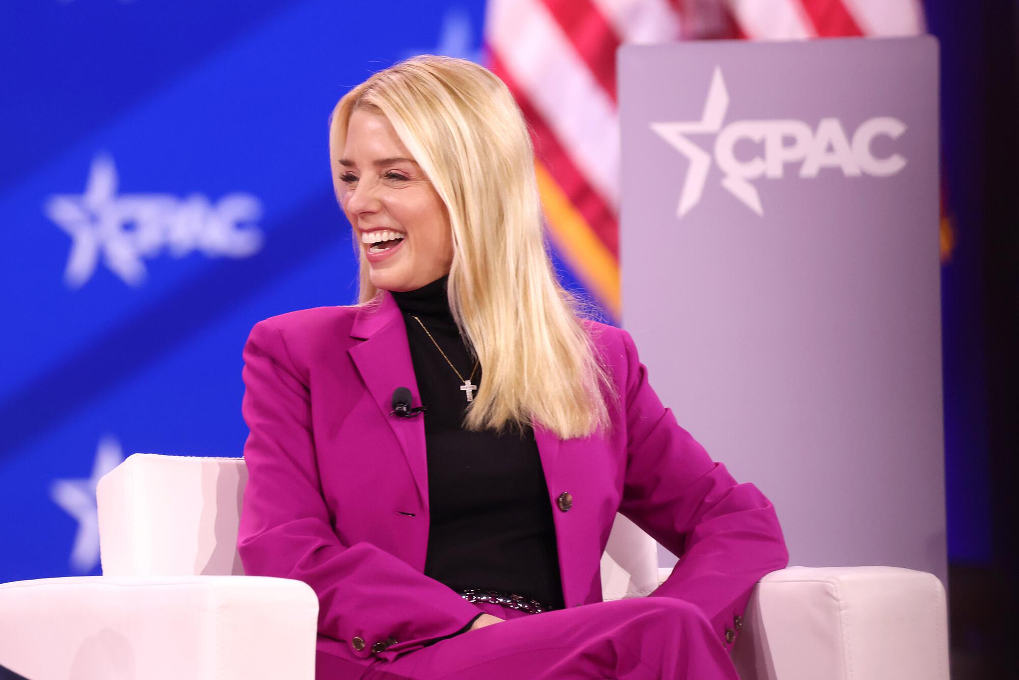 Pam Bondi fiscal general de EEUU